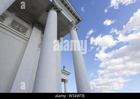 Colonnes à l'extérieur de la cathédrale d'Helsinki avec des nuages dans le contexte | Cathédrale d'Helsinki est un monument, avec sa grande coupole verte, s Banque D'Images