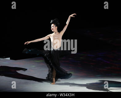 Gwangju, Corée du Sud. 12 juillet, 2019. Un artiste exécute lors de la cérémonie d'ouverture des Championnats du Monde FINA à Gwangju, Corée du Sud, le 12 juillet 2019. Crédit : Li Gang/Xinhua/Alamy Live News Banque D'Images