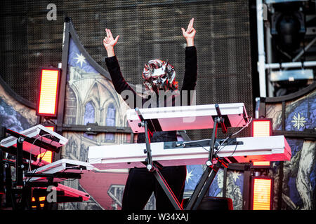 Copenhague, Danemark. 11 juillet, 2019. Copenhague, Danemark. Juillet 11th, 2019. Le groupe de doom metal suédois Ghost effectue un concert live à Telia Parken de Copenhague. Ici l'une des goules sans nom est vu sur scène. (Photo crédit : Gonzales Photo/Alamy Live News Banque D'Images