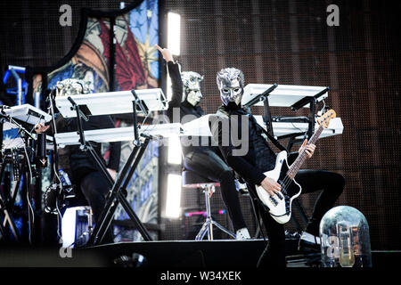 Copenhague, Danemark. 11 juillet, 2019. Copenhague, Danemark. Juillet 11th, 2019. Le groupe de doom metal suédois Ghost effectue un concert live à Telia Parken de Copenhague. Ici l'une des goules sans nom est vu sur scène. (Photo crédit : Gonzales Photo/Alamy Live News Banque D'Images