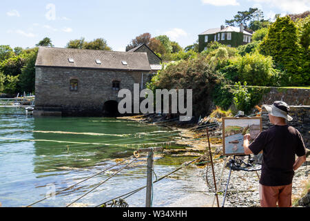 Homme artiste peinture de la côte scène Castlehaven,West Cork,Irlande Banque D'Images