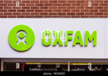 Signe d'Oxfam, Stourbridge, West Midlands, Royaume-Uni Banque D'Images