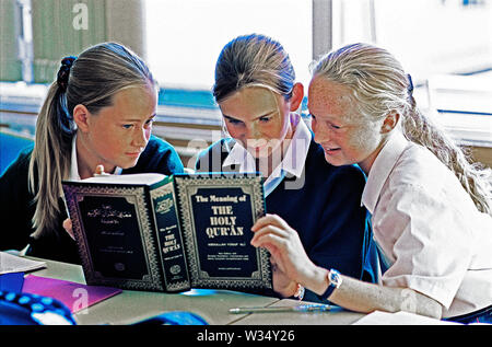 Les enfants. Trois filles de l'école de l'étude du Coran. Banque D'Images