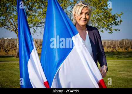 Marine Le Pen en campagne pour les élections européennes de Chassors (centre-ouest de la France) le 12 avril, 2019 Banque D'Images