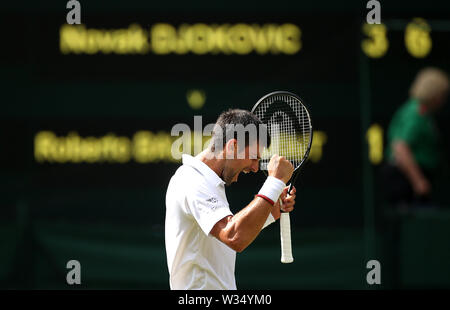 Novak Djokovic célèbre la victoire après avoir remporté sa demi-finale contre Roberto Bautista Agut au jour 11 de l'de Wimbledon à l'All England Lawn Tennis et croquet Club, Wimbledon. Banque D'Images