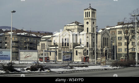 2 avril 1993 pendant le siège de Sarajevo : l'Église (catholique) à travers 'Sniper Alley' (Zmaja Od Bosne), vu de l'avant de l'Assemblée générale. Banque D'Images