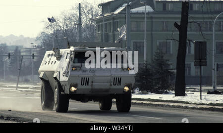 2 avril 1993 pendant le siège de Sarajevo : une Organisation des Nations Unies (égyptien Fahd APC Armoured Personnel Carrier) entraîne l'est le long de la 'Sniper Alley', à proximité de l'hôtel Holiday Inn. Banque D'Images