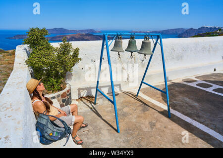 Femme touristiques apprécie le soleil à Megalochori près de Oia et Fira, Santorini , Grèce au 31.05.2019. © Peter Schatz / Alamy Stock Photos Banque D'Images