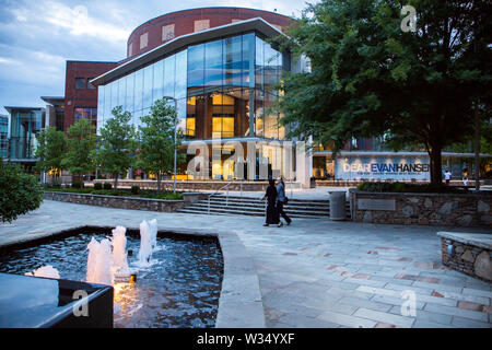 GREENVILLE, SC (USA) - 5 juillet 2019 : une vue de la Peace Center for the performing arts au crépuscule dans le centre-ville de Greenville. Banque D'Images