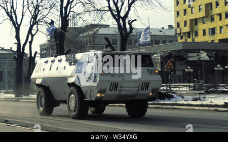 2 avril 1993 pendant le siège de Sarajevo : une Organisation des Nations Unies (égyptien Fahd APC Armoured Personnel Carrier) entraîne l'est le long de la 'Sniper Alley', passé l'hôtel Holiday Inn. Banque D'Images