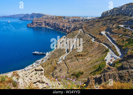 Sur la caldeira avec port depuis près de Oia et Fira - Firostefani, Santorin, Grèce au 31.05.2019. © Peter Schatz / Alamy Stock Photos Banque D'Images