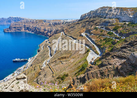 Sur la caldeira avec port depuis près de Oia et Fira - Firostefani, Santorin, Grèce au 31.05.2019. © Peter Schatz / Alamy Stock Photos Banque D'Images