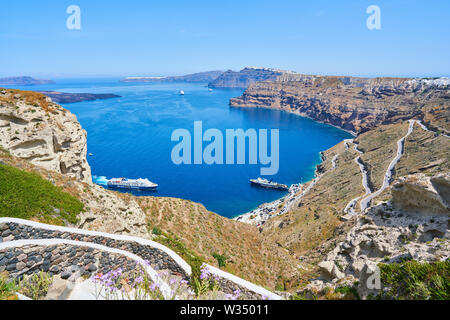 Sur la caldeira avec port depuis près de Oia et Fira - Firostefani, Santorin, Grèce au 31.05.2019. © Peter Schatz / Alamy Stock Photos Banque D'Images