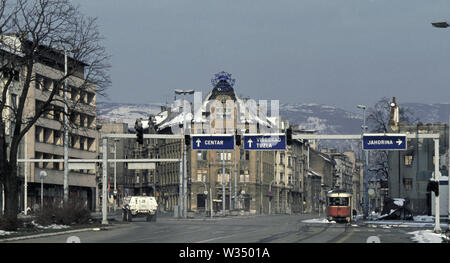 2 avril 1993 pendant le siège de Sarajevo : une Organisation des Nations Unies (égyptien Fahd APC Armoured Personnel Carrier) passe l'épave d'un tramway comme il laisse 'Sniper Alley' pour entrer dans la rue Marsala Tita, la vieille ville de Sarajevo. Banque D'Images