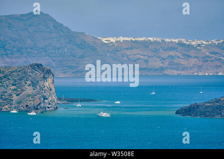 Sur la caldeira avec port depuis près de Oia et Fira - Firostefani, Santorin, Grèce au 01.06.2019. © Peter Schatz / Alamy Stock Photos Banque D'Images