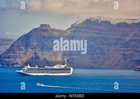 Sur la caldeira avec port et un bateau de croisière de Princess Cruises vu de Megalochori près de Oia et Fira, Santorini , Grèce au 01.06.2019. © Peter Sc Banque D'Images