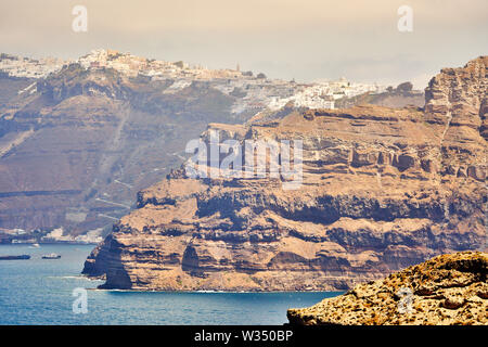 Sur la caldeira avec harbour vu de Megalochori près de Oia et Fira, Santorini , Grèce au 01.06.2019. © Peter Schatz / Alamy Stock Photos Banque D'Images