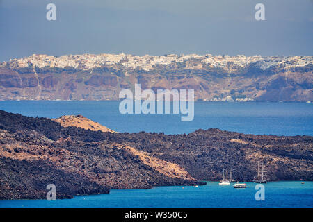 Sur la caldeira avec harbour vu de Megalochori près de Oia et Fira, Santorini , Grèce au 01.06.2019. © Peter Schatz / Alamy Stock Photos Banque D'Images