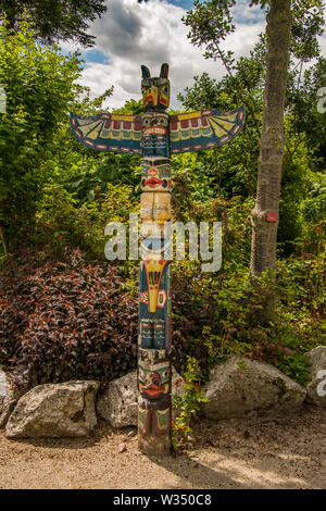 Totem à 'Le monde', le jardin du château de Lullingstone.kent.UK Banque D'Images