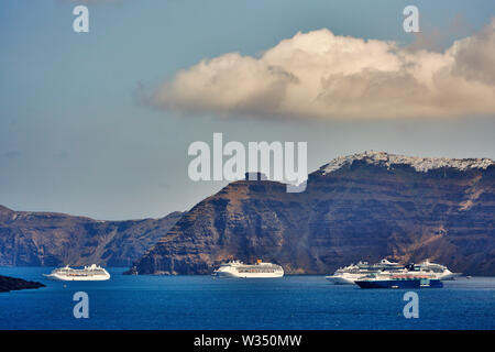 Sur la caldeira avec port depuis près de Oia et Fira - Firostefani, Santorin, Grèce au 02.06.2019. © Peter Schatz / Alamy Stock Photos Banque D'Images