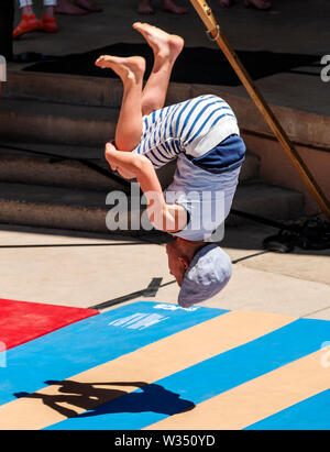 Les enfants de la gymnastique ; Quatrième de juillet ; performance ; cirque Salida Salida, Colorado, USA Banque D'Images