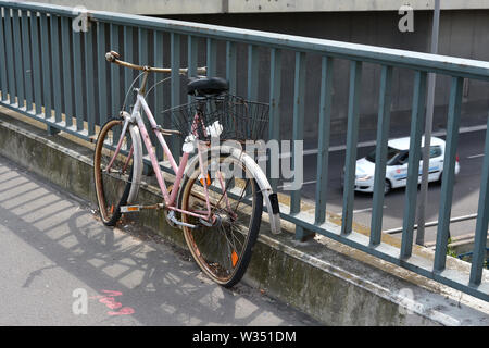 Brisée en stationnement vélo sur un pont à Berlin Banque D'Images