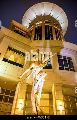GREENVILLE, SC (USA) - 5 juillet 2019 : Une Vue nocturne du centre-ville 210 S. Main Street building avec la sculpture à l'avant. Banque D'Images