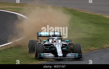 La Mercedes de Lewis Hamilton va en dehors de la piste au cours de jour de pratique pour le Grand Prix de Grande-Bretagne à Silverstone, Towcester. Banque D'Images