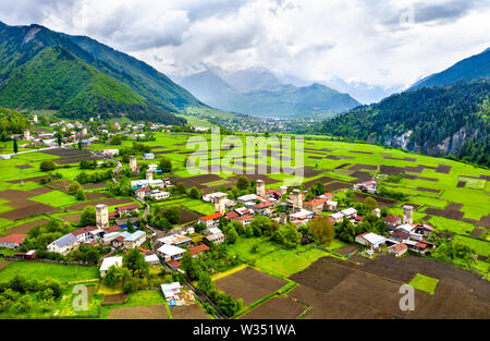 Ville Mestia dans Upper Svaneti, Géorgie Banque D'Images