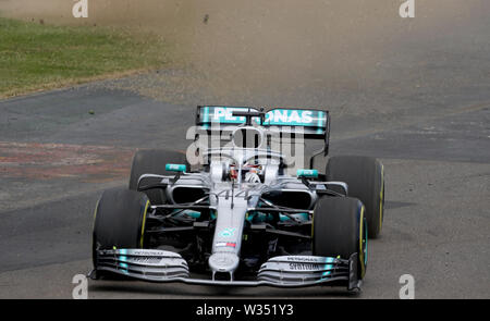 La Mercedes de Lewis Hamilton va en dehors de la piste au cours de jour de pratique pour le Grand Prix de Grande-Bretagne à Silverstone, Towcester. Banque D'Images