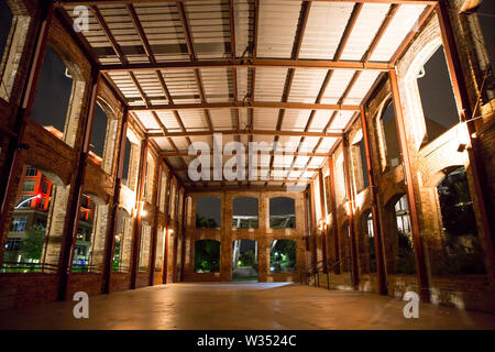 GREENVILLE, SC (USA) - 5 juillet 2019 : Intérieur de la Wyche Pavilion le long de la rivière du centre-ville à pied dans la nuit. Banque D'Images