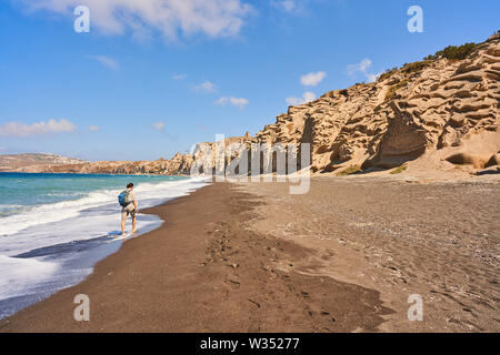 Les touristes marcher le long de Vlichada (Vlyhada beach) avec des formations de roche de sable à Elefsina près de Oia, Santorini , Grèce à 03 juin 2019. © Peter Schatz / Banque D'Images