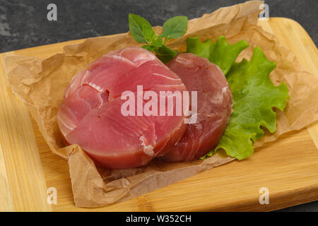 Raw tuna steak ronde prêt pour grill Banque D'Images