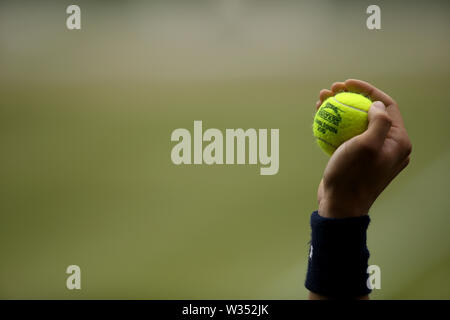 Une vue d'une balle de match au jour 11 de l'de Wimbledon à l'All England Lawn Tennis et croquet Club, Wimbledon. ASSOCIATION DE PRESSE Photo. Photo date : vendredi 12 juillet 2019. Voir l'histoire de Wimbledon TENNIS PA. Crédit photo doit se lire : Steven Paston/PA Wire. RESTRICTIONS : un usage éditorial uniquement. Pas d'utilisation commerciale sans l'accord préalable écrit de l'. PROFILS TÊTES L'utilisation de l'image fixe seulement - pas d'images en mouvement pour émuler la diffusion. Pas de superposition ou l'enlèvement de parrain/ad logos. Banque D'Images