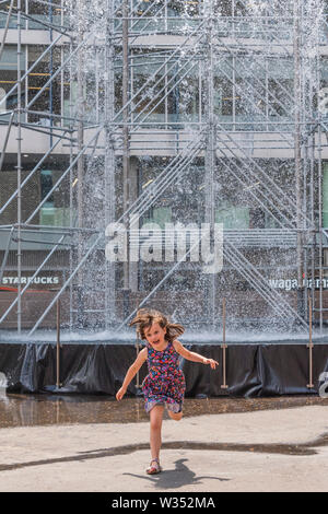 Londres, Royaume-Uni. 12 juillet, 2019. . 12 juillet, 2019. Cascade, 2019 - Olafur Eliasson : dans la vie réelle à la Tate Modern. Seize ans depuis son installation dans la région de Tate Modern sun's Turbine Hall, dans la vraie vie est une enquête qui s'étend sur plus de 30 ans d'Eliasson la carrière. Avec plus de 40 œuvres - dont la plupart sont présentés au Royaume-Uni pour la première fois, cette exposition examine l'engagement de l'artiste avec quelques-uns des problèmes les plus urgents d'aujourd'hui, du changement climatique à la migration. Crédit : Guy Bell/Alamy Live News Crédit : Guy Bell/Alamy Live News Banque D'Images