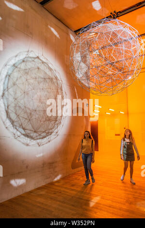 Londres, Royaume-Uni. 12 juillet, 2019. . 12 juillet, 2019. Stardust, 2014 Particules - Olafur Eliasson : dans la vie réelle à la Tate Modern. Seize ans depuis son installation dans la région de Tate Modern sun's Turbine Hall, dans la vraie vie est une enquête qui s'étend sur plus de 30 ans d'Eliasson la carrière. Avec plus de 40 œuvres - dont la plupart sont présentés au Royaume-Uni pour la première fois, cette exposition examine l'engagement de l'artiste avec quelques-uns des problèmes les plus urgents d'aujourd'hui, du changement climatique à la migration. Crédit : Guy Bell/Alamy Live News Crédit : Guy Bell/Alamy Live News Banque D'Images