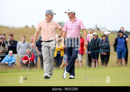 L'Afrique du Sud Pierre de Brandon (à gauche) et l'USA's Justin Thomas sur la 8e verte pendant deux jours de la Aberdeen Investissements Standard Ouvert écossais du Renaissance Club, North Berwick. Banque D'Images