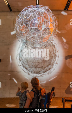 Londres, Royaume-Uni. 12 juillet, 2019. . 12 juillet, 2019. Stardust, 2014 Particules - Olafur Eliasson : dans la vie réelle à la Tate Modern. Seize ans depuis son installation dans la région de Tate Modern sun's Turbine Hall, dans la vraie vie est une enquête qui s'étend sur plus de 30 ans d'Eliasson la carrière. Avec plus de 40 œuvres - dont la plupart sont présentés au Royaume-Uni pour la première fois, cette exposition examine l'engagement de l'artiste avec quelques-uns des problèmes les plus urgents d'aujourd'hui, du changement climatique à la migration. Crédit : Guy Bell/Alamy Live News Crédit : Guy Bell/Alamy Live News Banque D'Images