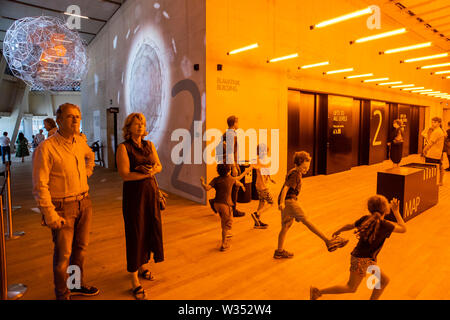 Londres, Royaume-Uni. 12 juillet, 2019. . 12 juillet, 2019. Stardust, 2014 particules et chambre pour une couleur, 1997 - Olafur Eliasson : dans la vie réelle à la Tate Modern. Seize ans depuis son installation dans la région de Tate Modern sun's Turbine Hall, dans la vraie vie est une enquête qui s'étend sur plus de 30 ans d'Eliasson la carrière. Avec plus de 40 œuvres - dont la plupart sont présentés au Royaume-Uni pour la première fois, cette exposition examine l'engagement de l'artiste avec quelques-uns des problèmes les plus urgents d'aujourd'hui, du changement climatique à la migration. Crédit : Guy Bell/Alamy Live News Crédit : Guy Bell/Alamy Live News Banque D'Images