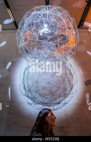 Londres, Royaume-Uni. 12 juillet, 2019. . 12 juillet, 2019. Stardust, 2014 Particules - Olafur Eliasson : dans la vie réelle à la Tate Modern. Seize ans depuis son installation dans la région de Tate Modern sun's Turbine Hall, dans la vraie vie est une enquête qui s'étend sur plus de 30 ans d'Eliasson la carrière. Avec plus de 40 œuvres - dont la plupart sont présentés au Royaume-Uni pour la première fois, cette exposition examine l'engagement de l'artiste avec quelques-uns des problèmes les plus urgents d'aujourd'hui, du changement climatique à la migration. Crédit : Guy Bell/Alamy Live News Crédit : Guy Bell/Alamy Live News Banque D'Images