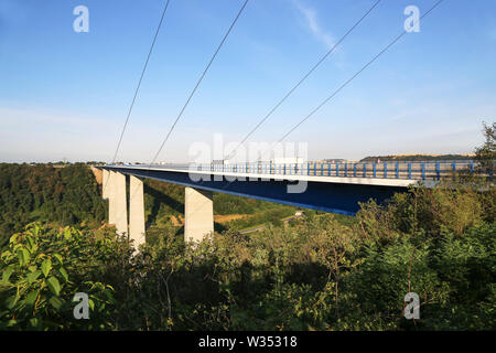 Pont de la vallée de la moselle haut de la vue à la vallée de la Moselle, à proximité de pont Winningen en Allemagne Banque D'Images