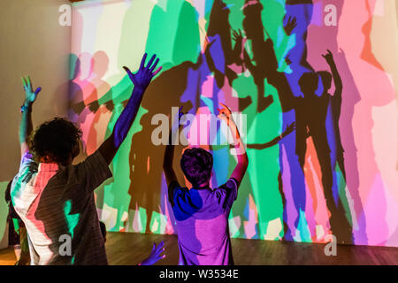 Londres, Royaume-Uni. 12 juillet, 2019. . 12 juillet, 2019. Votre ombre incertaine (couleur) 2010 - Olafur Eliasson : dans la vie réelle à la Tate Modern. Seize ans depuis son installation dans la région de Tate Modern sun's Turbine Hall, dans la vraie vie est une enquête qui s'étend sur plus de 30 ans d'Eliasson la carrière. Avec plus de 40 œuvres - dont la plupart sont présentés au Royaume-Uni pour la première fois, cette exposition examine l'engagement de l'artiste avec quelques-uns des problèmes les plus urgents d'aujourd'hui, du changement climatique à la migration. Crédit : Guy Bell/Alamy Live News Crédit : Guy Bell/Alamy Live News Banque D'Images