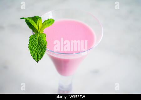 Cocktail rose avec une menthe garnir Banque D'Images
