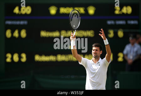 Novak Djokovic célèbre la victoire après avoir remporté sa demi-finale contre Roberto Bautista Agut au jour 11 de l'de Wimbledon à l'All England Lawn Tennis et croquet Club, Wimbledon. ASSOCIATION DE PRESSE Photo. Photo date : vendredi 12 juillet 2019. Voir l'histoire de Wimbledon TENNIS PA. Crédit photo doit se lire : Steven Paston/PA Wire. RESTRICTIONS : un usage éditorial uniquement. Pas d'utilisation commerciale sans l'accord préalable écrit de l'. PROFILS TÊTES L'utilisation de l'image fixe seulement - pas d'images en mouvement pour émuler la diffusion. Pas de superposition ou l'enlèvement de parrain/ad logos. Banque D'Images