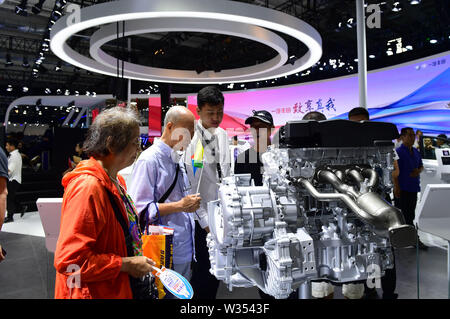 (190712) -- CHANGCHUN, 12 juillet 2019 (Xinhua) -- Visiteurs poser au sujet de l'information d'un moteur lors du 16ème Chine Changchun Expo internationale de l'automobile à Changchun, capitale de la province de Jilin du nord-est de la Chine, le 12 juillet 2019. L'expo, avec plus de 1 300 voitures exposées, donne le coup d'ici vendredi. (Xinhua/Lin Hong) Banque D'Images