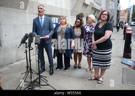 La Police des Transports britannique Detective Chief Inspector Sam Blackburn, se dresse avec (de gauche à droite) Svetlana Pomeroy, veuve de Lee Pomeroy, son ami Esmanda Monen, et M. Pomeroy's sœurs, Kim Pomeroy et Karen Blackaby comme il émet une déclaration à l'extérieur de l'Old Bailey à Londres, après Darren Pencille a été trouvé coupable du meurtre de M. Pomeroy à bord d'un train à destination de Londres près de Guildford dans le Surrey, le 4 janvier. Banque D'Images