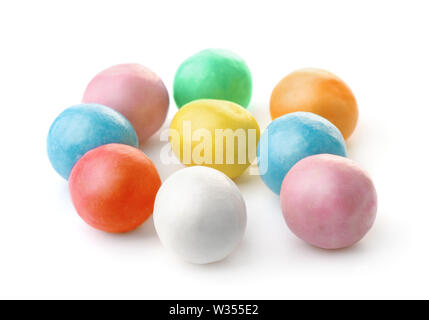 Groupe de boules de chewing-gum colorées isolé sur blanc Banque D'Images