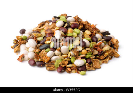 Pile de haricot sec et mélange à soupe légumes isolated on white Banque D'Images