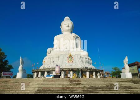 Le Grand Bouddha, officiellement appelé Phra Phuttamingmongkol Akenakkiri Nakkerd, dans les collines, Patong, Phuket, Thailand, Phuket's premier monument Banque D'Images