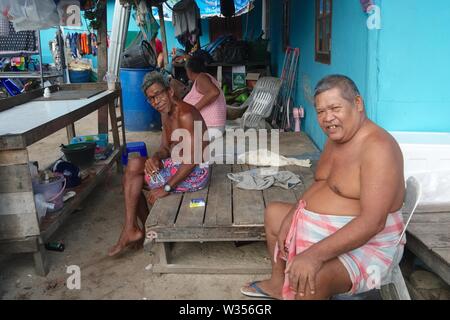 Les membres de la Chao Ley ou gitans de la mer / Sea nomades groupe ethnique dans leur colonie à Rawai Beach, Phuket, Thailand Banque D'Images